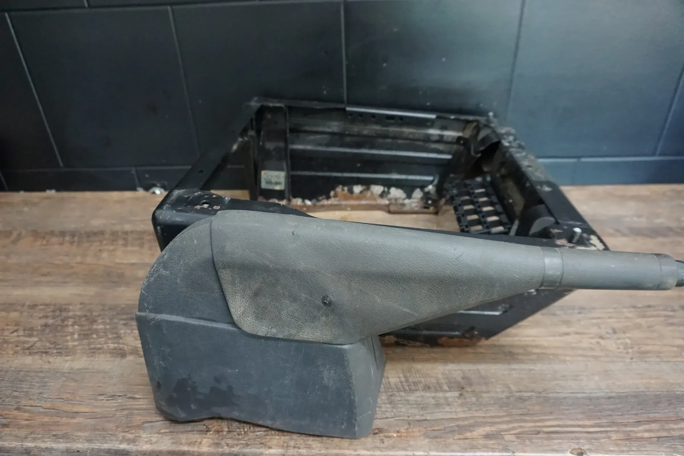 Sitzkonsole VW T5 T6 vorne links Fahrerseite Konsole 7E1881677B Original - Bild 1