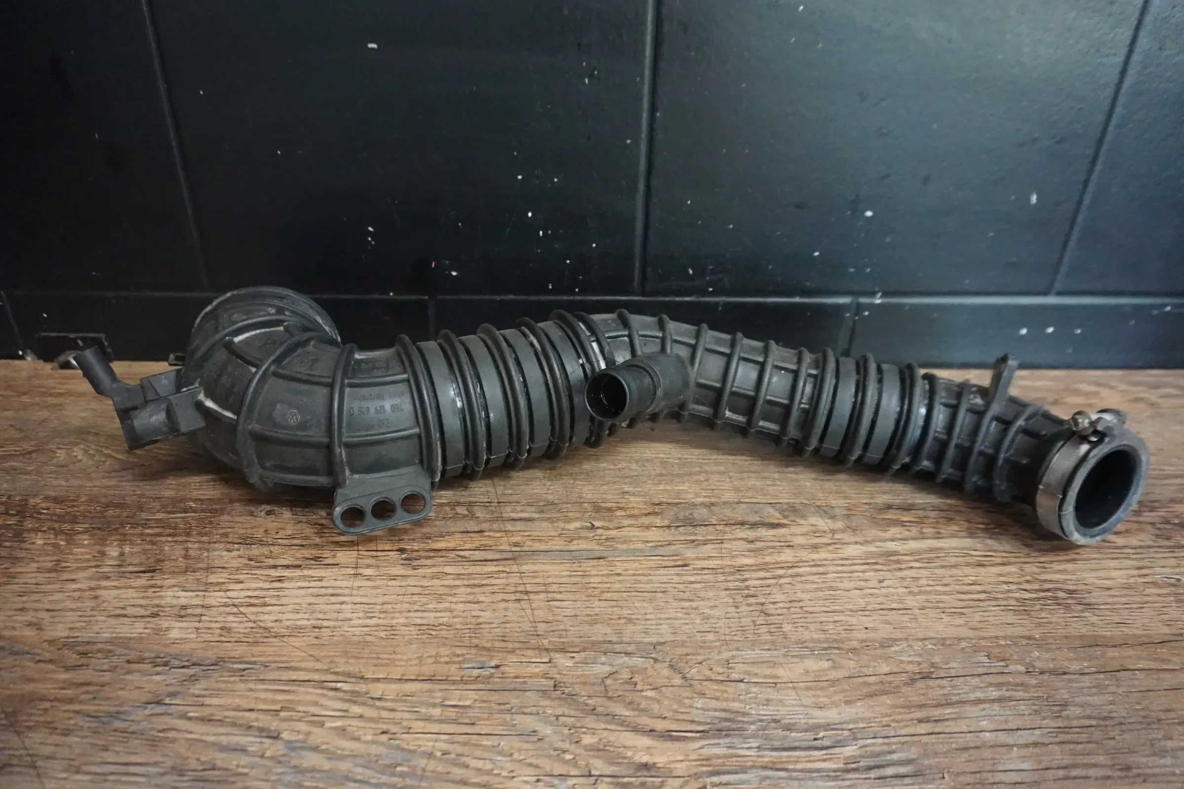 VW T5 GP 2,0 TDI Ansaugrohr Ansaugschlauch Saugrohr Luftrohr 7E0129615E - Bild 1