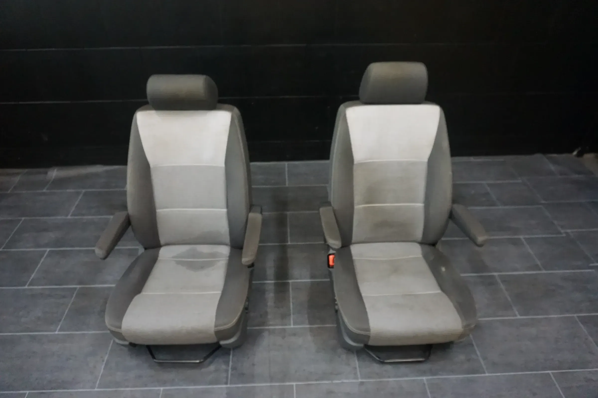 VW T5 T6 T6.1 Komfortsitze Multivan Armlehne Anthrazit Startline Stoff Schwarz Pilotensitze Sitz - Bild 1