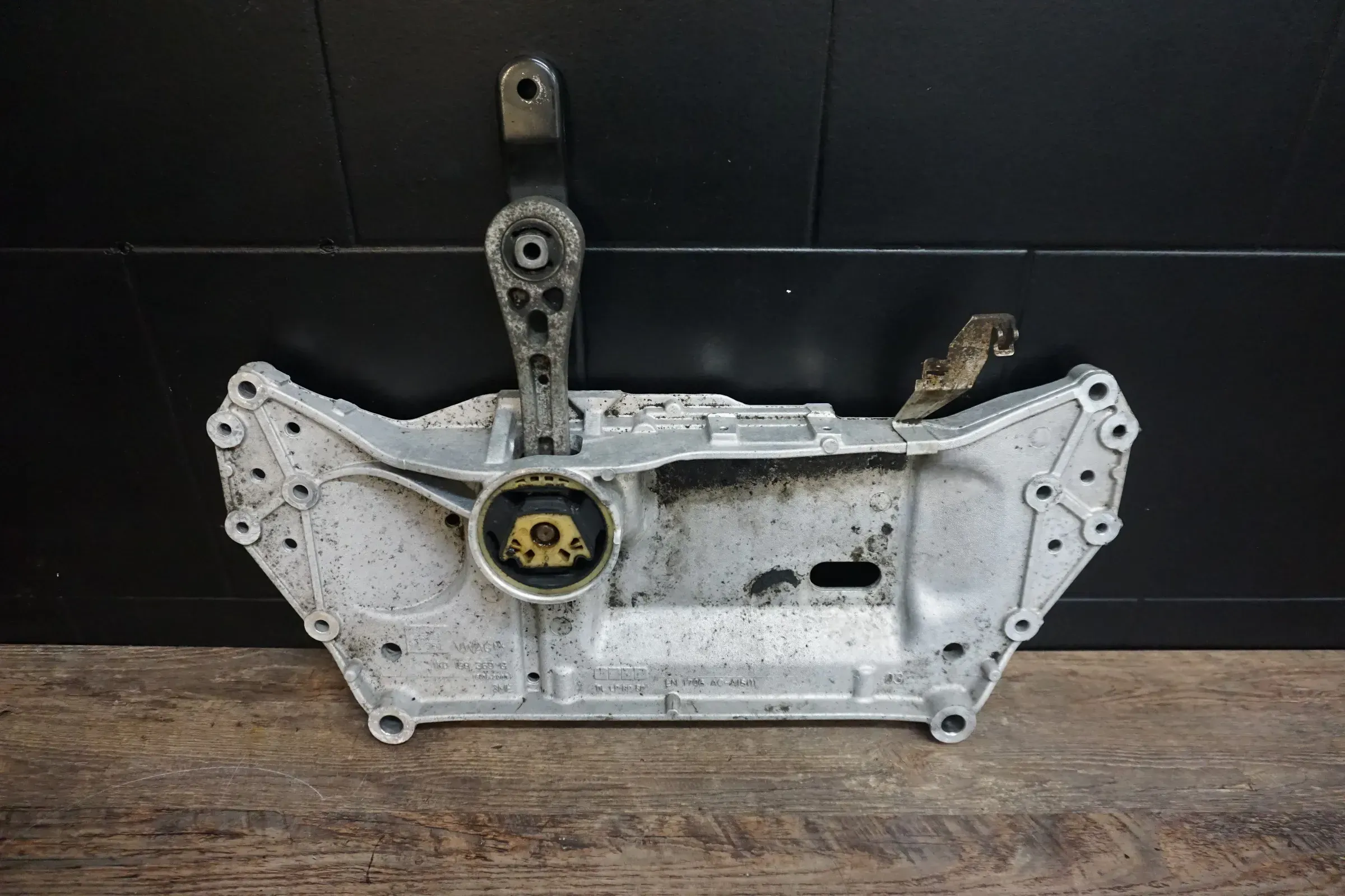 Original Skoda Octavia 1Z Facelift Vorderachse VA Achse vorn Träger 1K0199369G - Bild 1