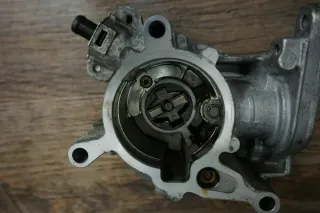Audi Q5 Vakuumpumpe Unterdruckpumpe 06J145100C - Bild 2