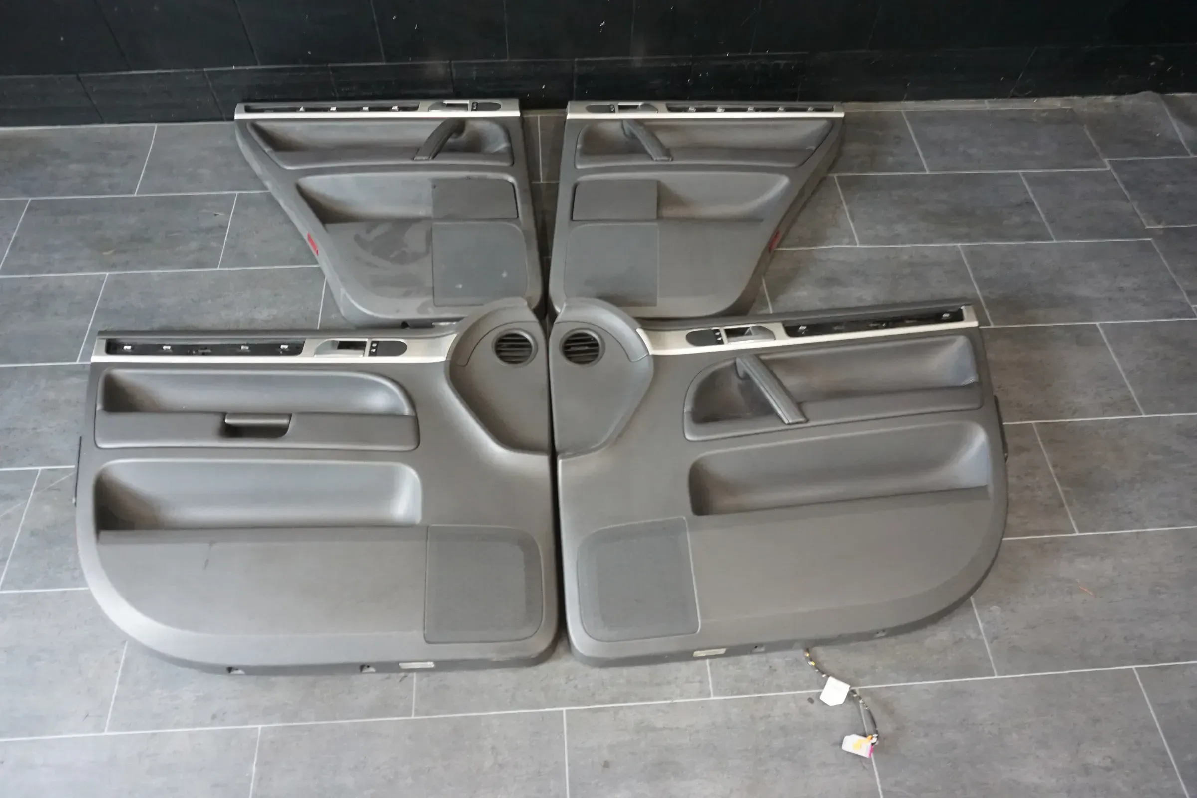 VW Touareg 7L Türpappen Türverkleidung Leder Schwarz komplett Set - Bild 1