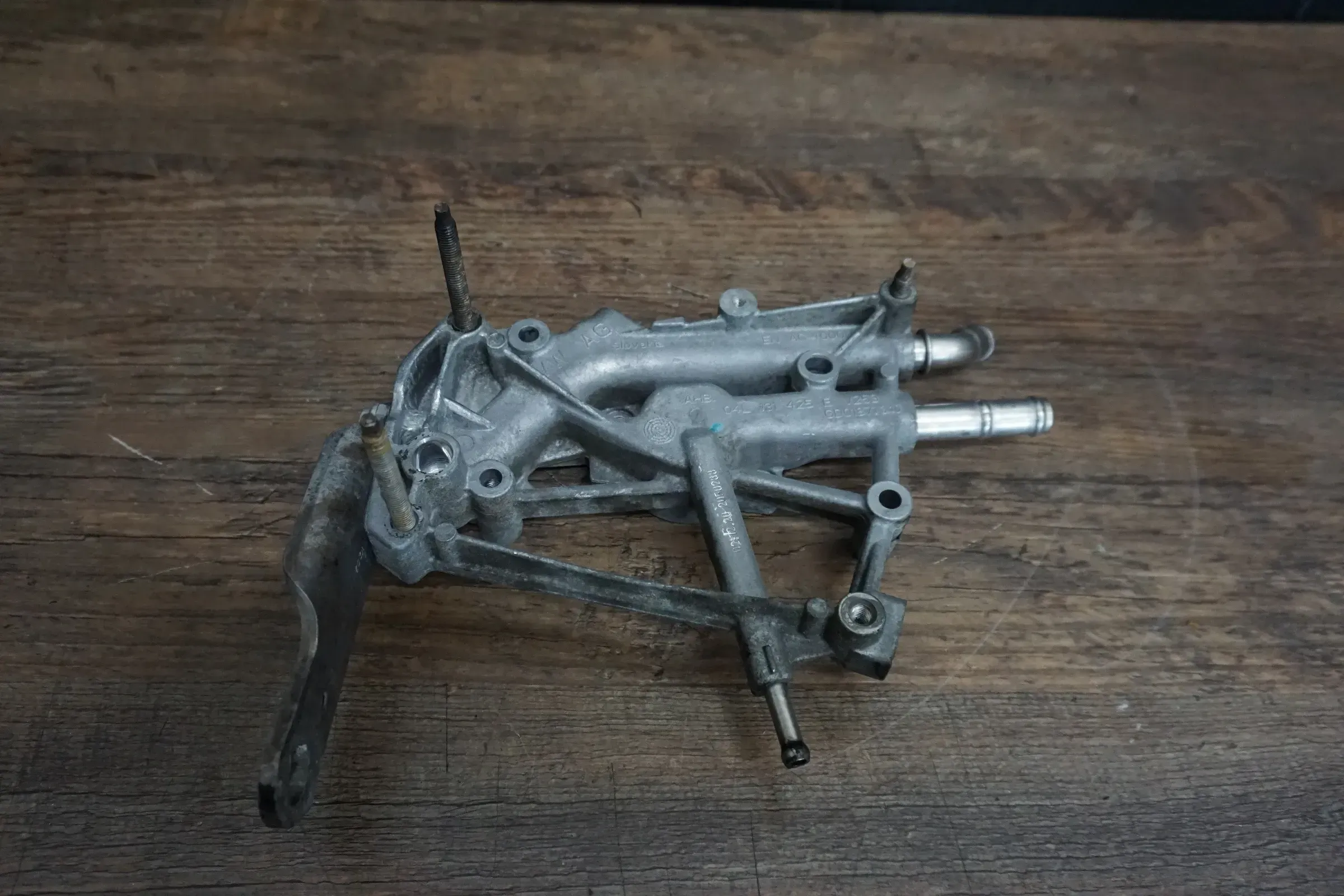 VW Bus T6 TDI AGR Halter für Kühler Abgasrückführungskühler 04L131425E - Bild 1