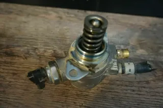 Audi Benzinpumpe Hochdruckpumpe Kraftstoffpumpe 06E906051K / 06E10535A - Bild 4