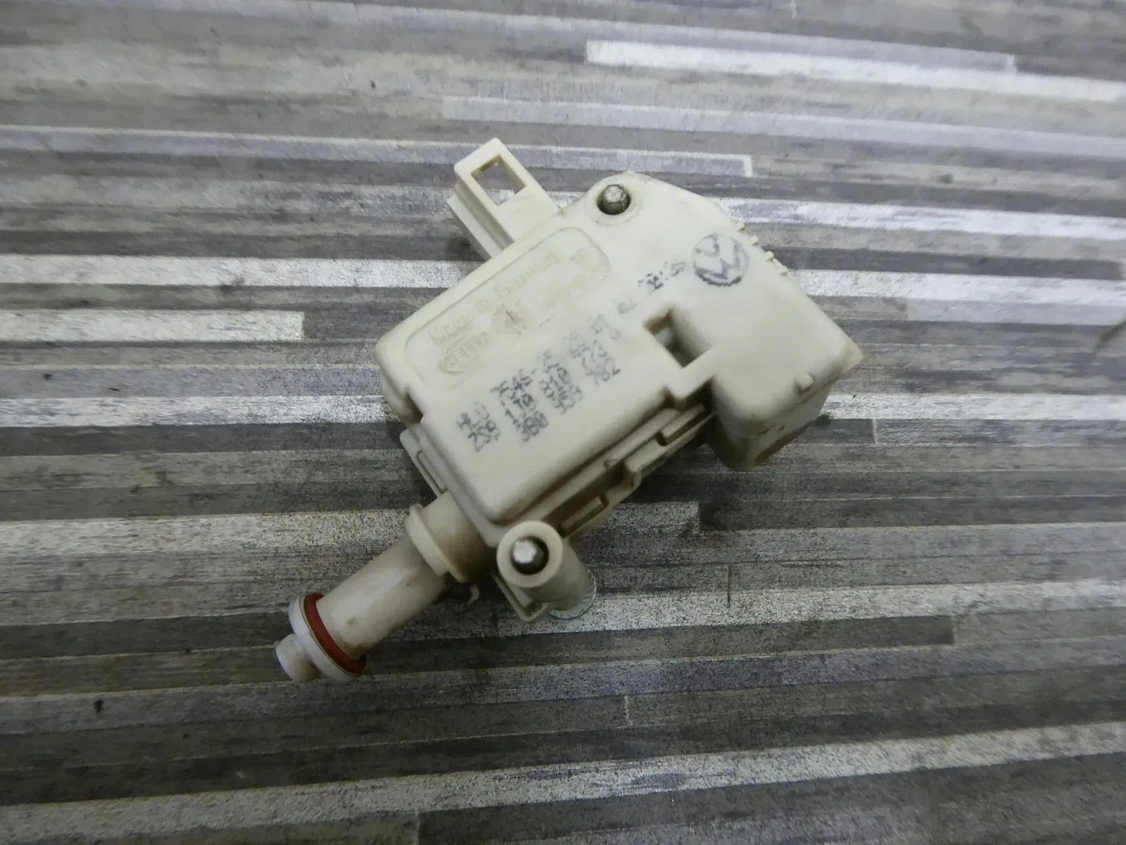 1J0810773A 3B0959782 EIS273143 Stellmotor Tankklappe Volkswagen Golf 2001 - Bild 1