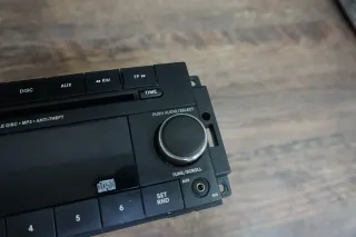 Chrysler Dodge Jeep OEM Factory Stereo Radio MP3 WMA CD /AUX - Bild 2