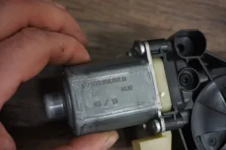 Audi A3 RS3 VW Tiguan Skoda Octavia 5E Fensterhebermotor vorne links 5Q0959801B - Bild 3