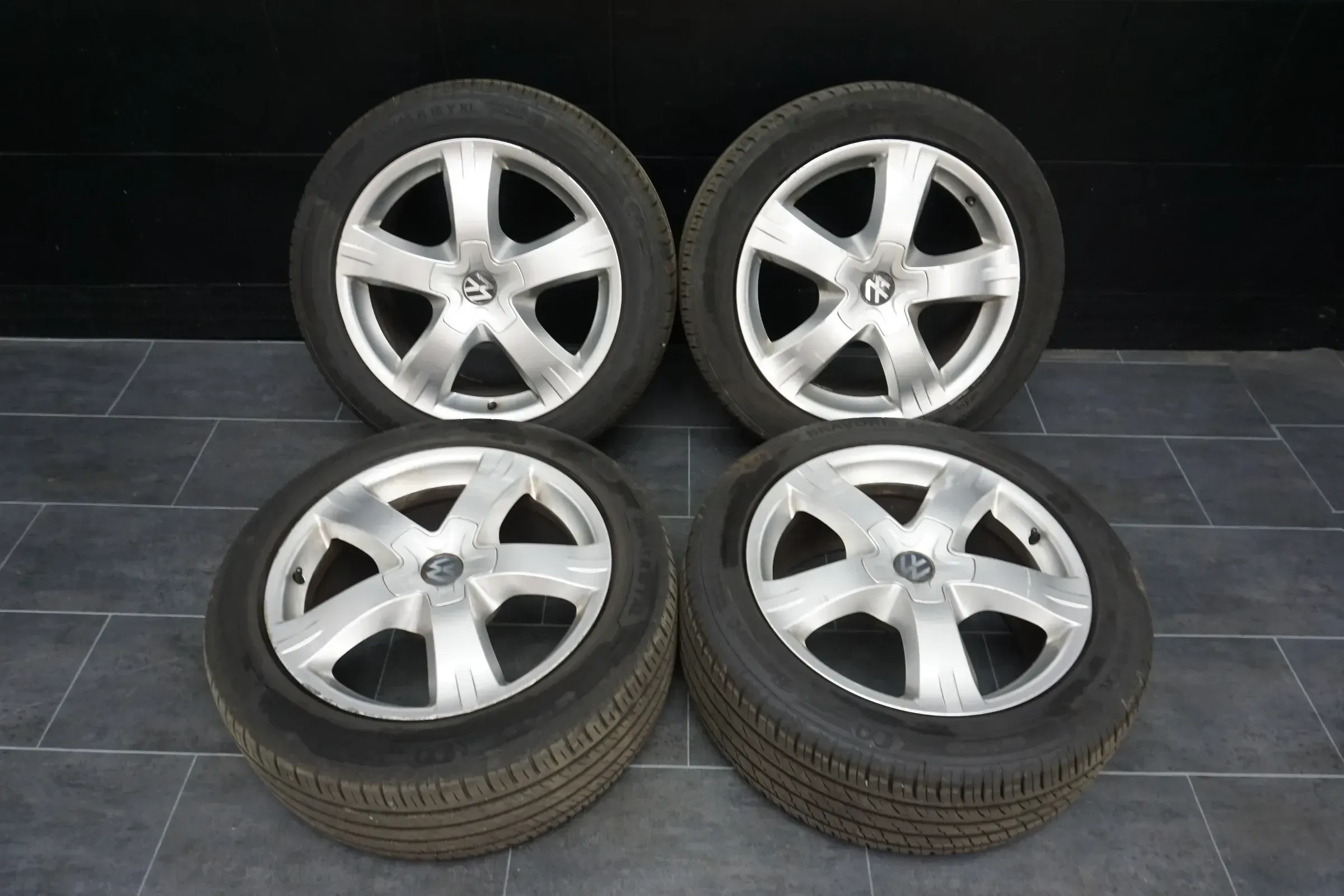 VW T5 T6 Edition 25 Sommerräder 18 Zoll 5x120 AZEV Felgen 255/45 R18 - Bild 1