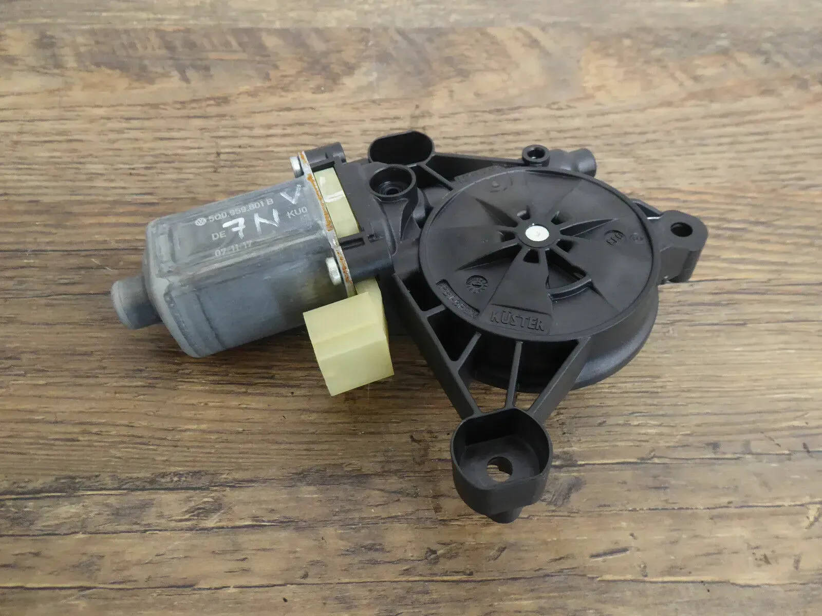 Skoda Octavia III 5E 5E5 el Fensterhebermotor vorne links 0130822717 5Q0959801B - Bild 1