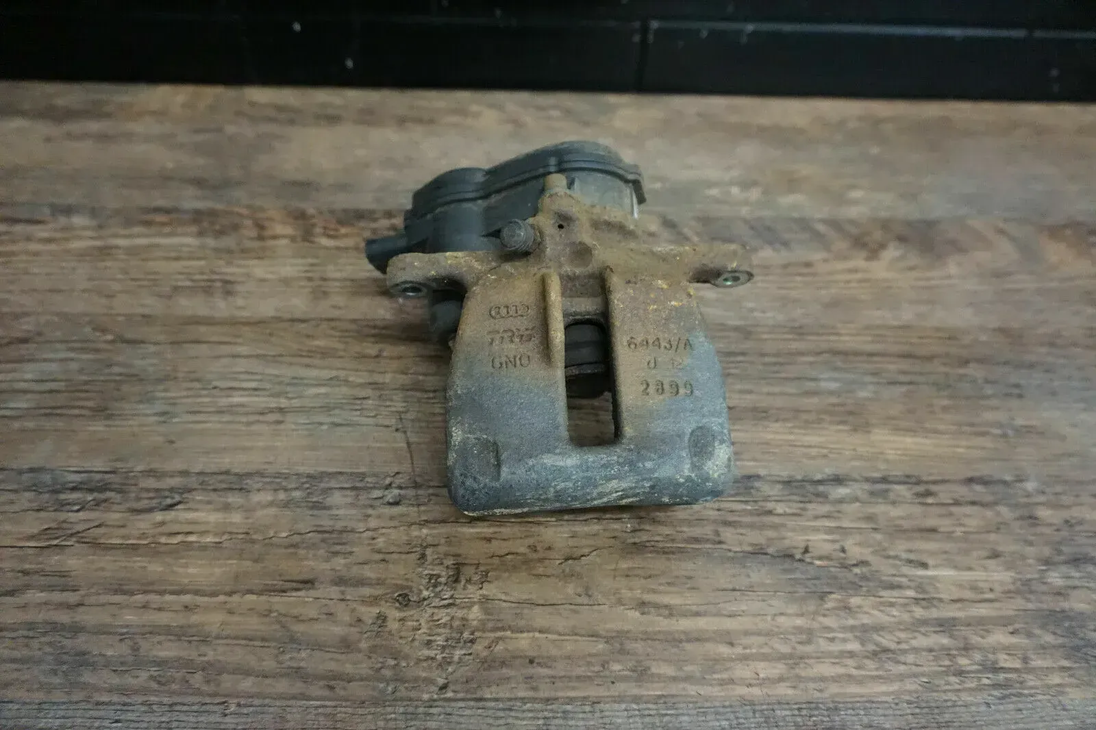 Original Audi A4 8K Avant Bremssattel TRW Stellmotor hinten rechts 32335478E - Bild 1