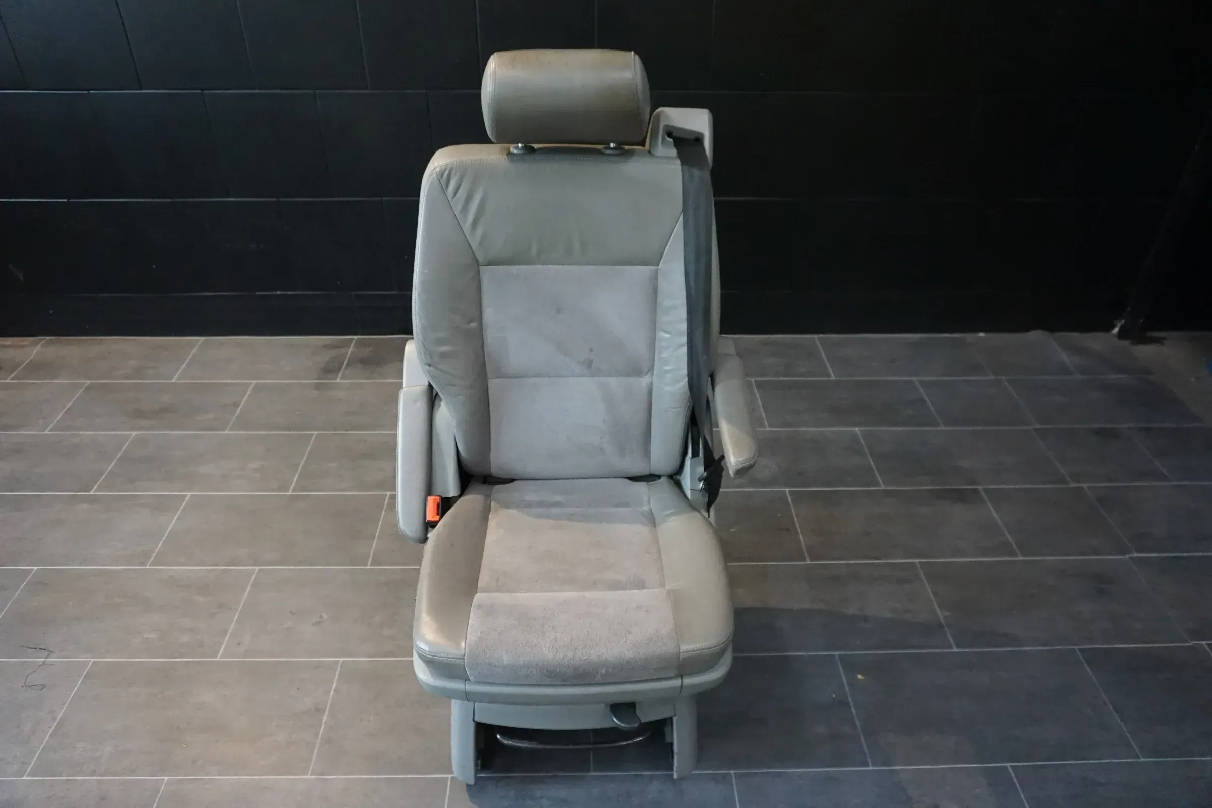 VW T5 Multivan Schienensystem 3te Reihe hinten Sitz Alcantara Grau Pilotensitz - Bild 1
