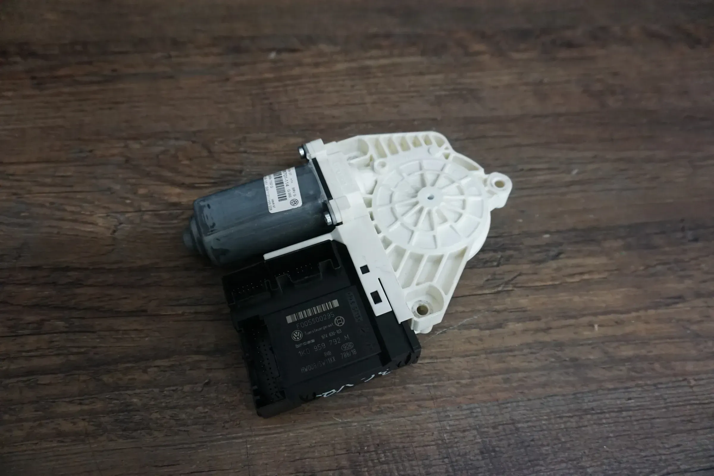 VW Passat 3C5 3C2 Fensterhebermotor vorne rechts 1K0959702Q 1K0959792M - Bild 1