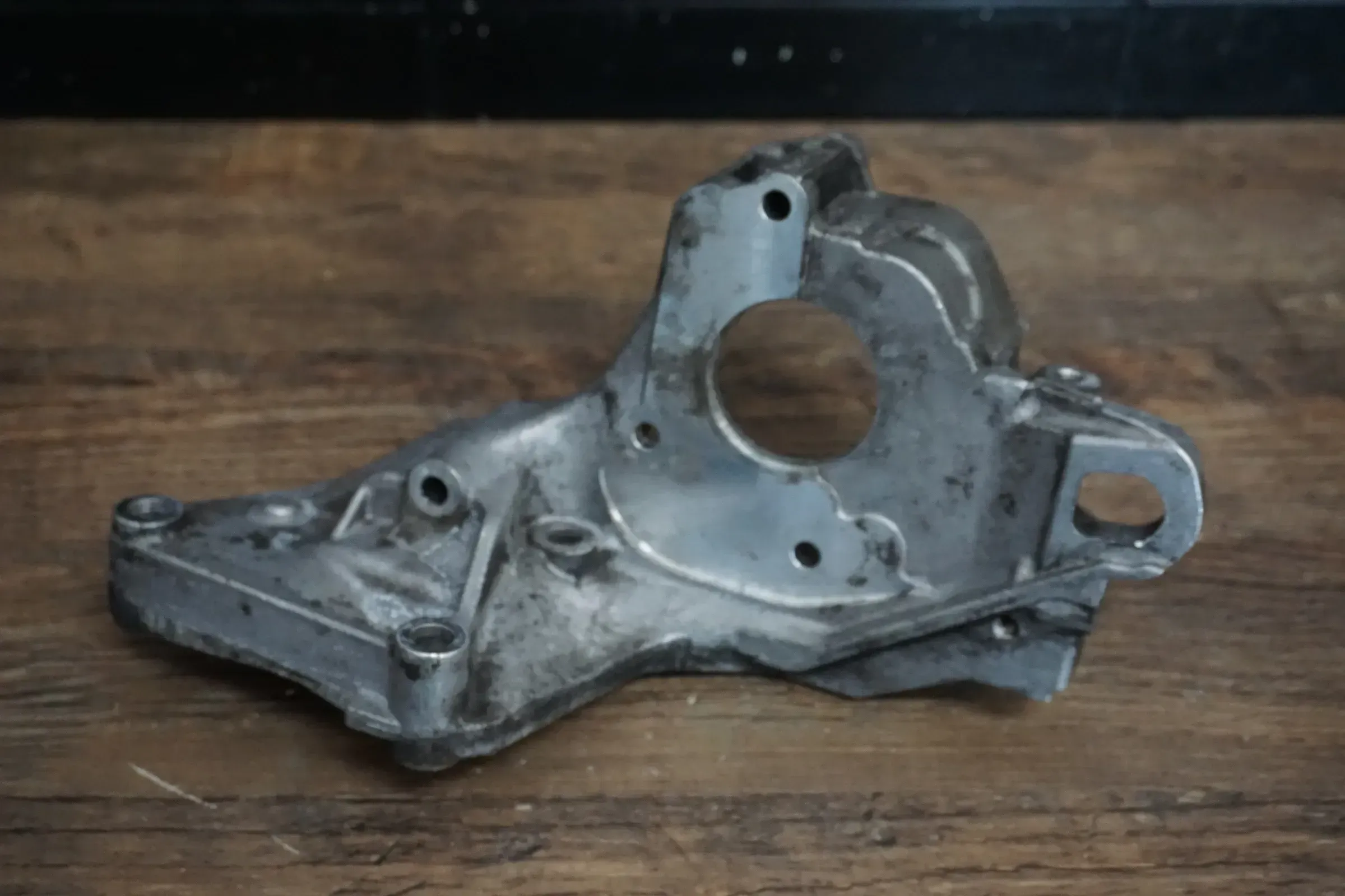 Halter Träger Hochdruckpumpe für VW Crafter 2.0 TDI MAN TGE 03N145169C - Bild 1