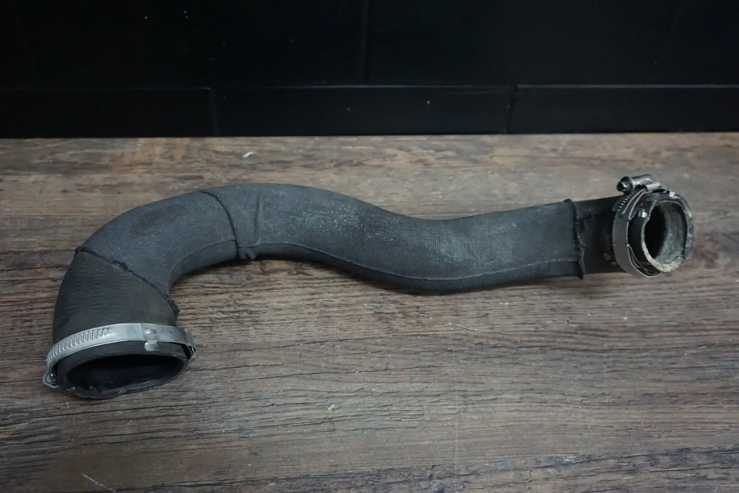 Audi Turbo Schlauch Rohr Ladeluftkühler Druckschlauch 8R0145738L - Bild 1