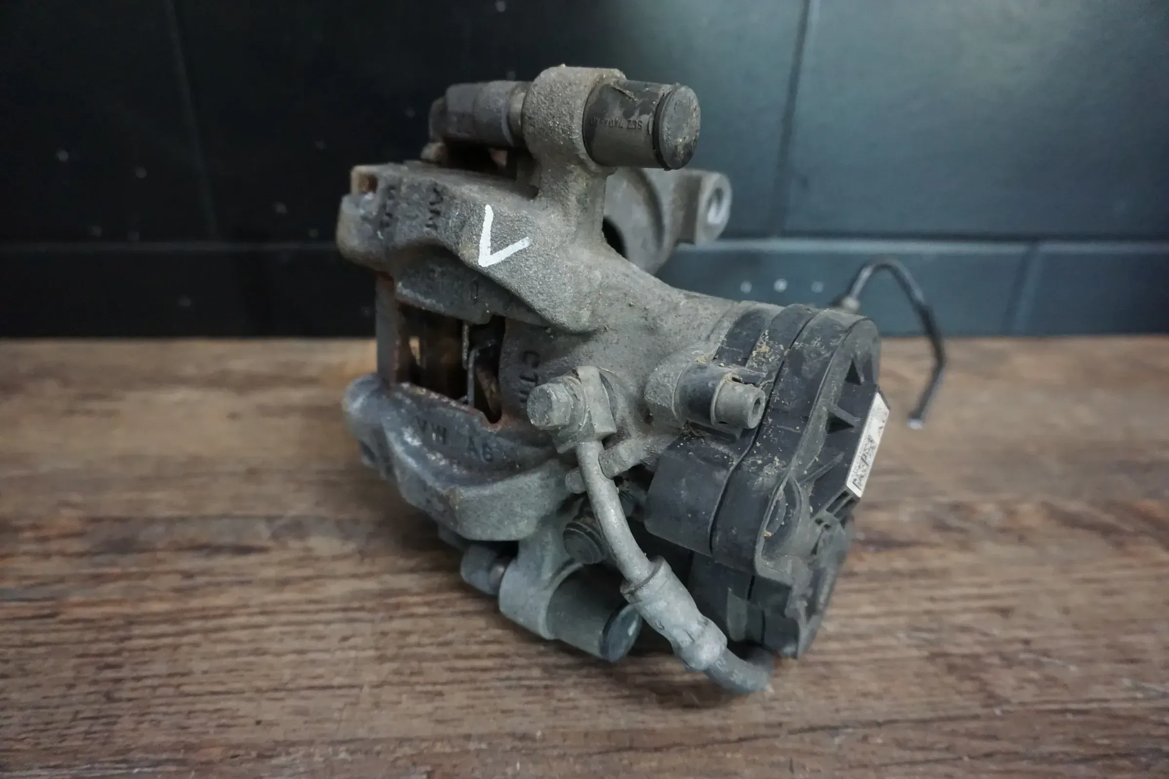 VW Tiguan 5N II 2023Bj 1.5TSI Stellmotor Bremssattel hinten links 3Q0615405AG - Bild 1