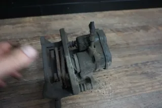 Original Audi A4 8K Avant Bremssattel TRW Stellmotor hinten links 32335478E - Bild 4
