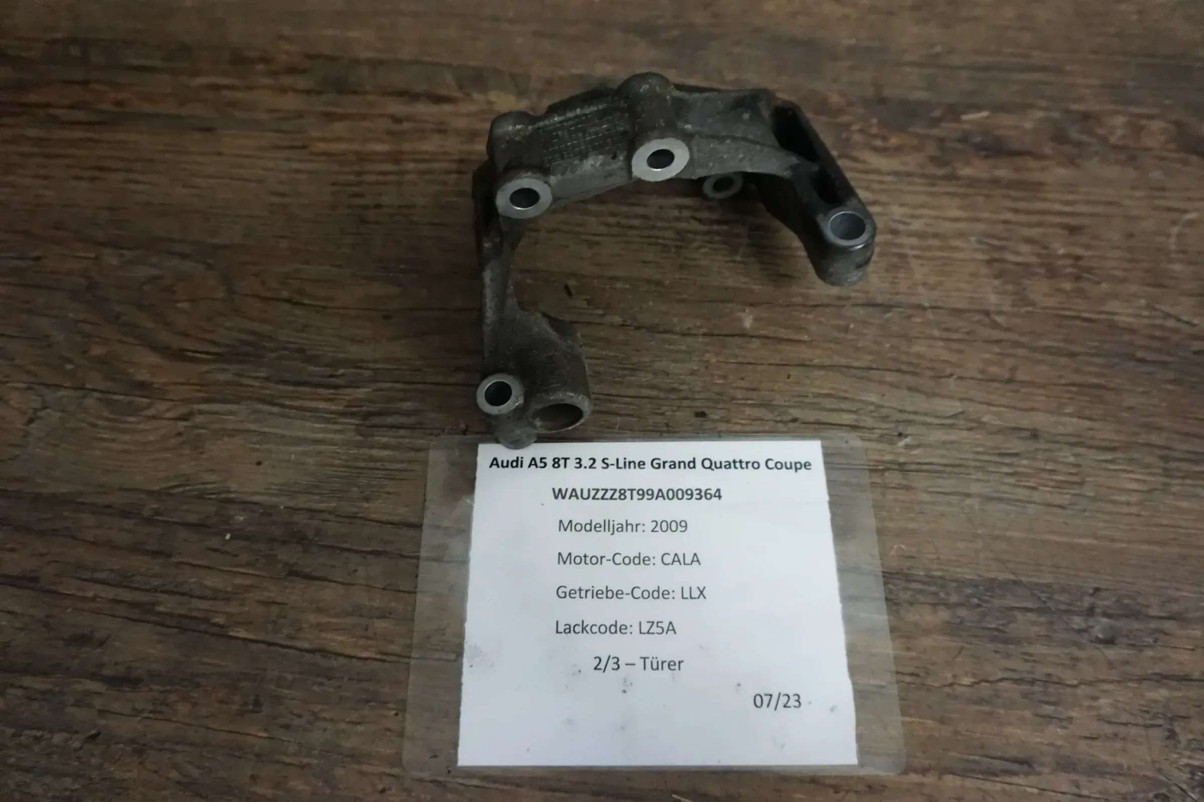 Audi A8 S8 4H A6 4F A5 Halter Träger Servopumpe Flügelpumpe Lenkpumpe 06E145393 - Bild 1