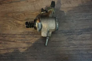 Audi A5 A4 A6 A8 Benzin Hoch Druck Einspritzpumpe Pumpe Einheit 06E127025M - Bild 3