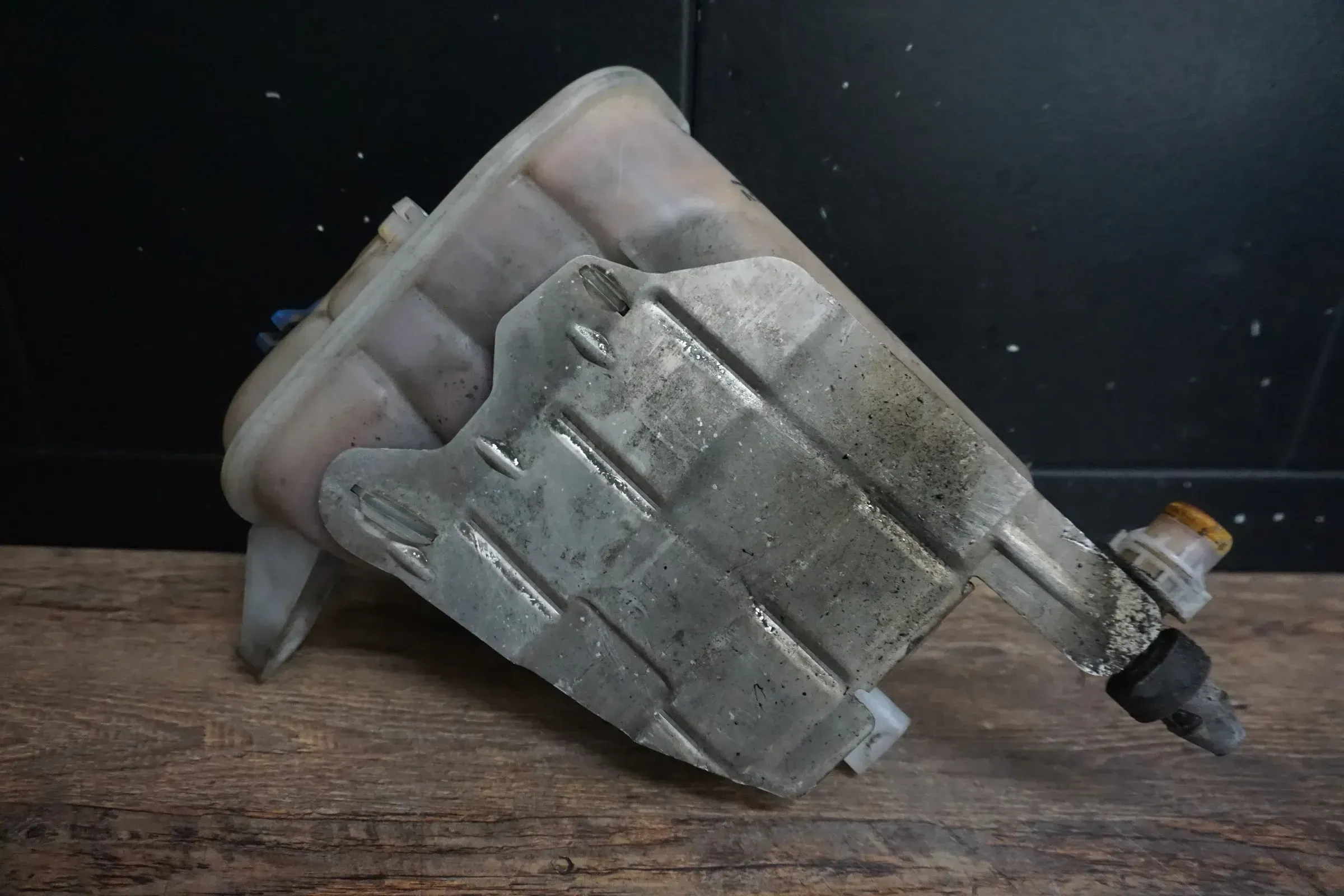 original Audi A4 8K A5 8T Ausgleichsbehälter Kühwasserbehälter 8K0121405A - Bild 1