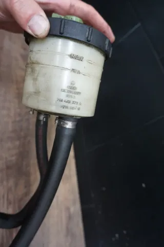 VW T4 2,5 TDi Bj.00 701422377 701422373A Ausgleichsbehälter Servopumpe - Bild 5