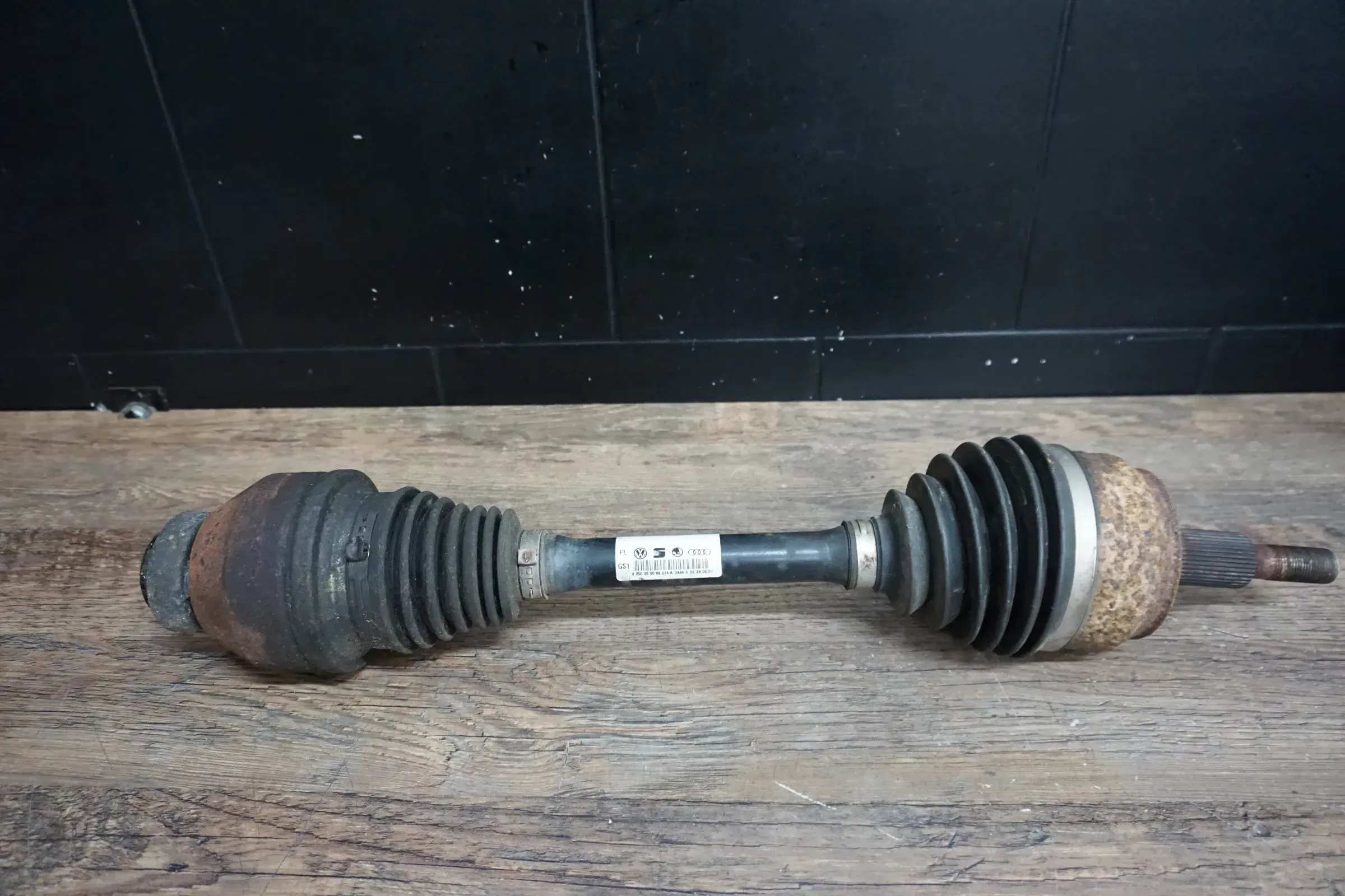 VW T5 2,5 TDI Antriebswelle Gelenkwelle vorne rechts 6 Gang Getriebe 7H0407272BN - Bild 1