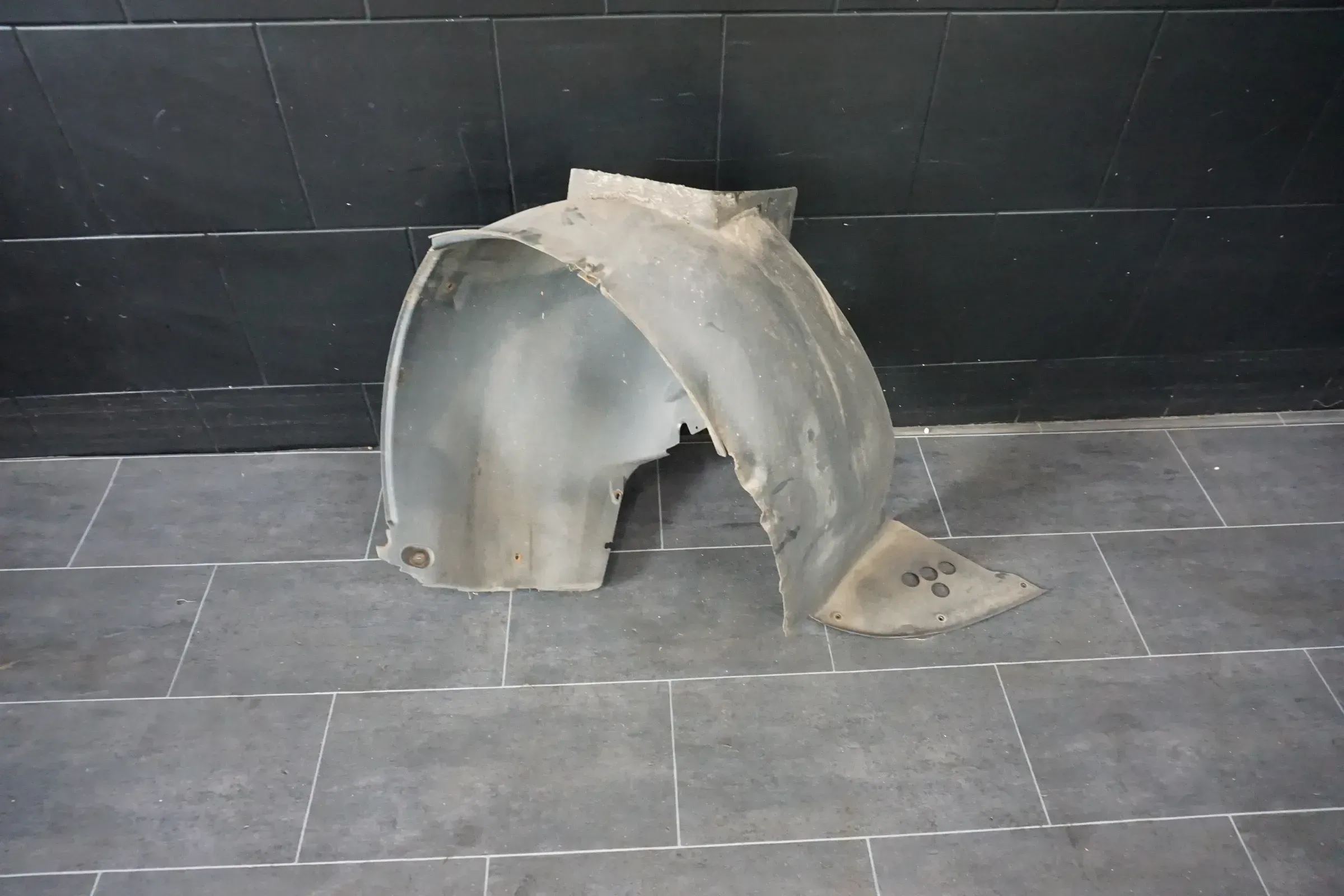 VW T5 RADHAUSSCHALE RADHAUS SCHALE ABDECKUNG vorne rechts 7H0809962B - Bild 1