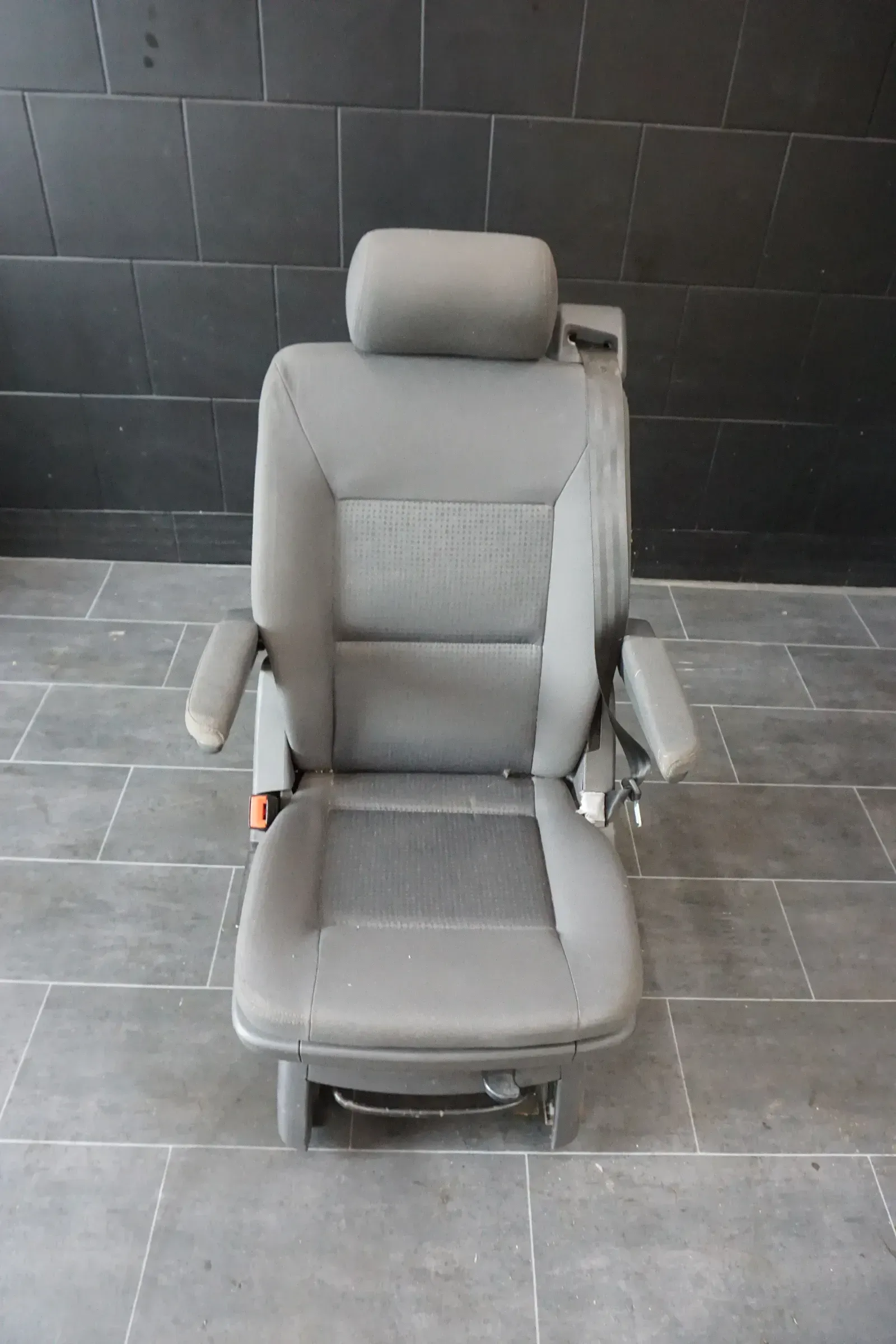 VW T5 Multivan Schienensystem 2te Reihe hinten Sitz Stoff Schwarz Drehsitz - Bild 1