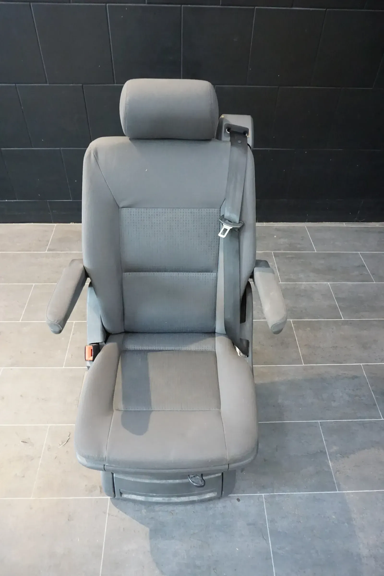 VW T5 Multivan Schienensystem 2te Reihe hinten Sitz Stoff Schwarz Drehsitz - Bild 1