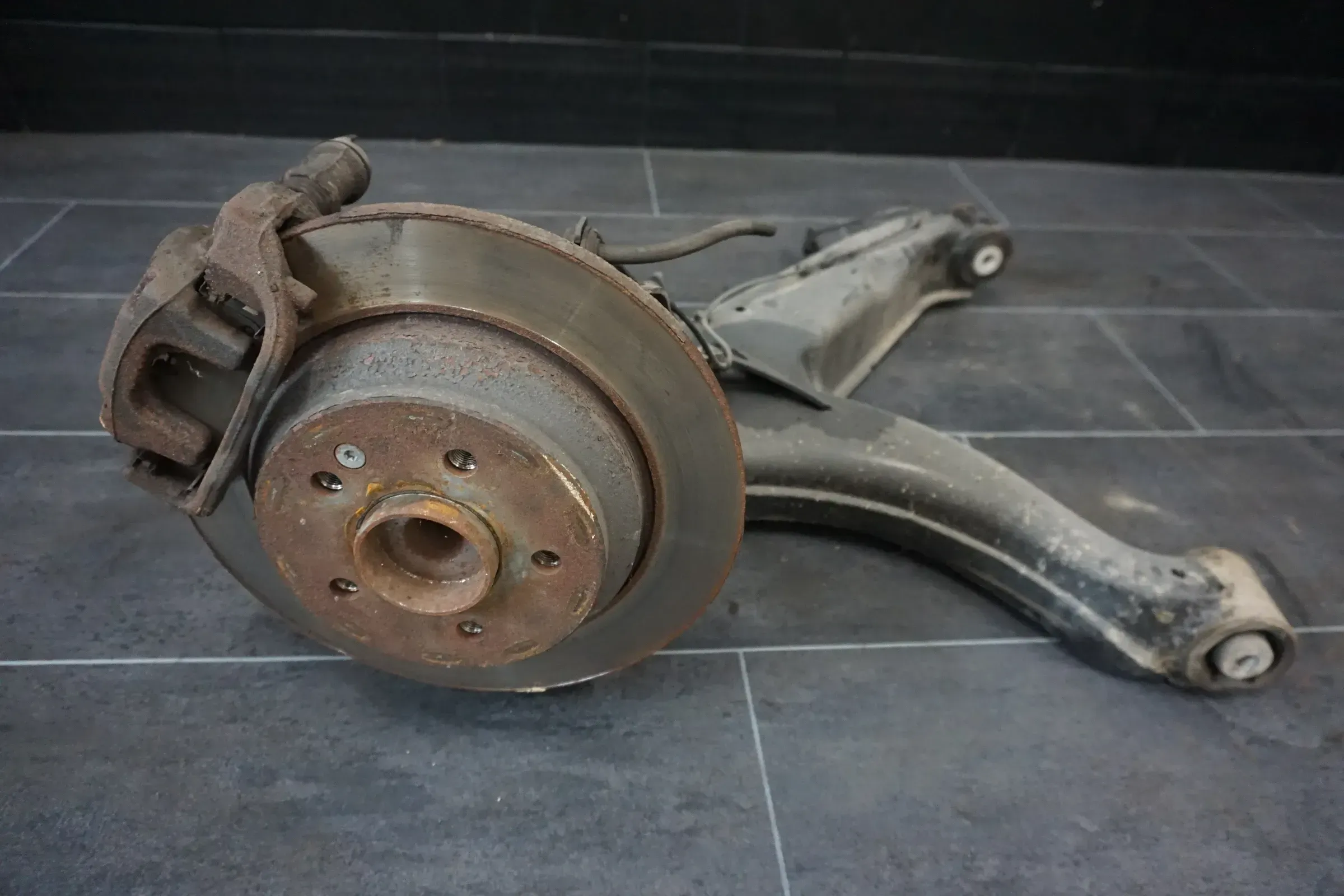 MERCEDES VITO W447 Achsschenkel Radnabe rechts hinten A4473570306 Querlenker - Bild 1