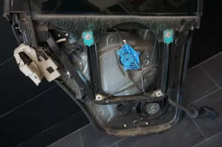 VW Touareg 7L Türrahmen Scheibenrahmen Scheibe hinten rechts 7L0839354 - Bild 4