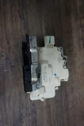 Audi A3 8V A4 8K Q7 Stellmotor Tür Türschloß mit ZV hinten links 8K0839015 - Bild 1
