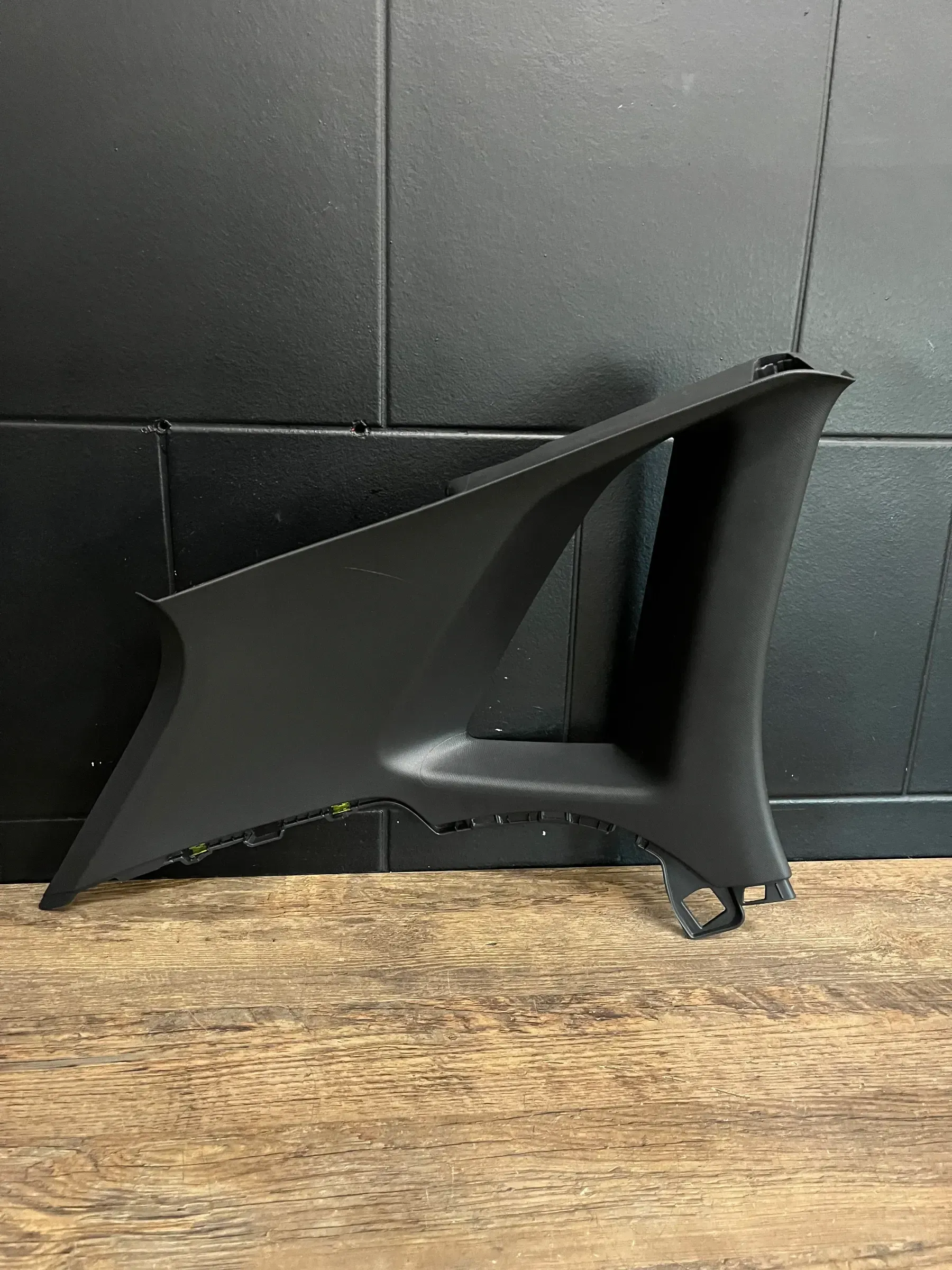 VW Polo Hinten Links Säule Rand 2G4867287A 2018 Verkleidung Säule Schwarz - Bild 1