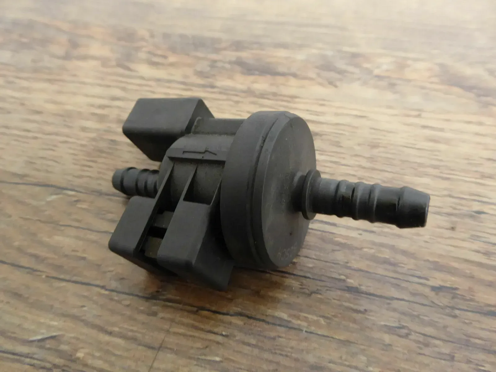 Audi S3 8P S5 8T VW Entlüftungsventil Vacuum Kraftstoff Kombiventil 06E906517A - Bild 1