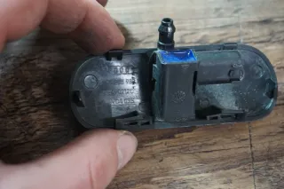 Audi A4 B8 8K A5 8T Scheibenwaschdüse rechts Spritzdüse beheizbar 8T0955988B - Bild 2