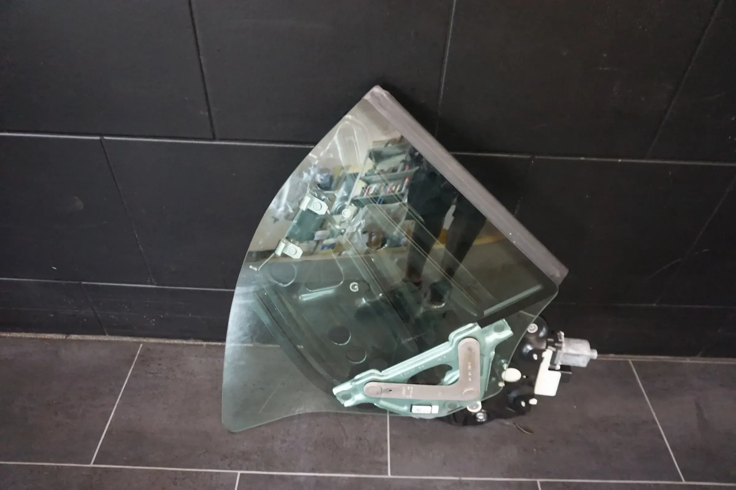 Audi RS5 A5 8F Cabrio Seitenscheibe Fensterheber Scheibe hinten rechts 8F0839398 - Bild 1