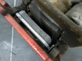Audi A4 8K A5 Q5 8R Bremssattel Bremse Beläge hinten rechts - Bild 3