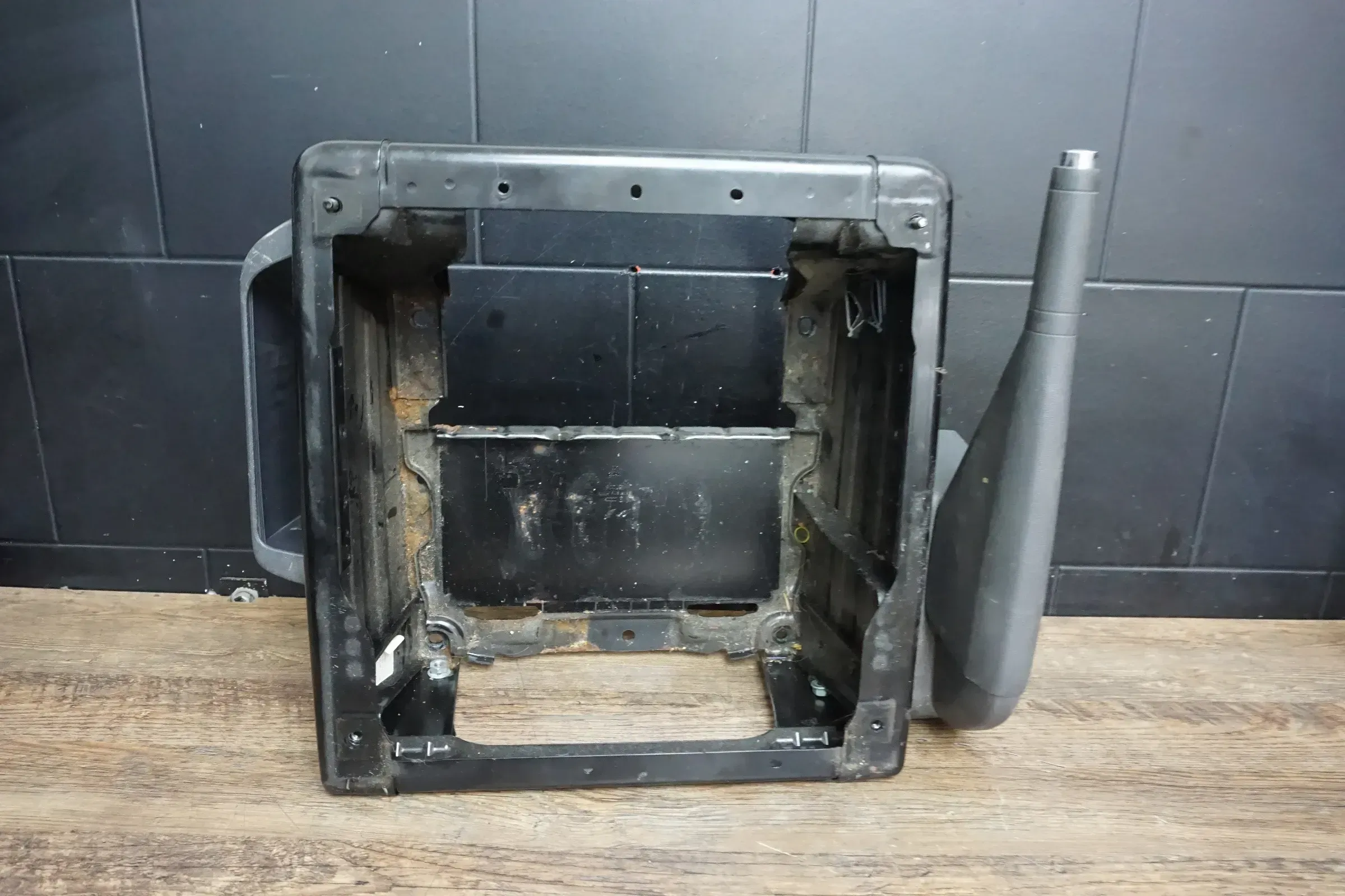 VW T5 Multivan SITZKONSOLE SITZ KONSOLE vorne links 7H1881677H Schwarz - Bild 1