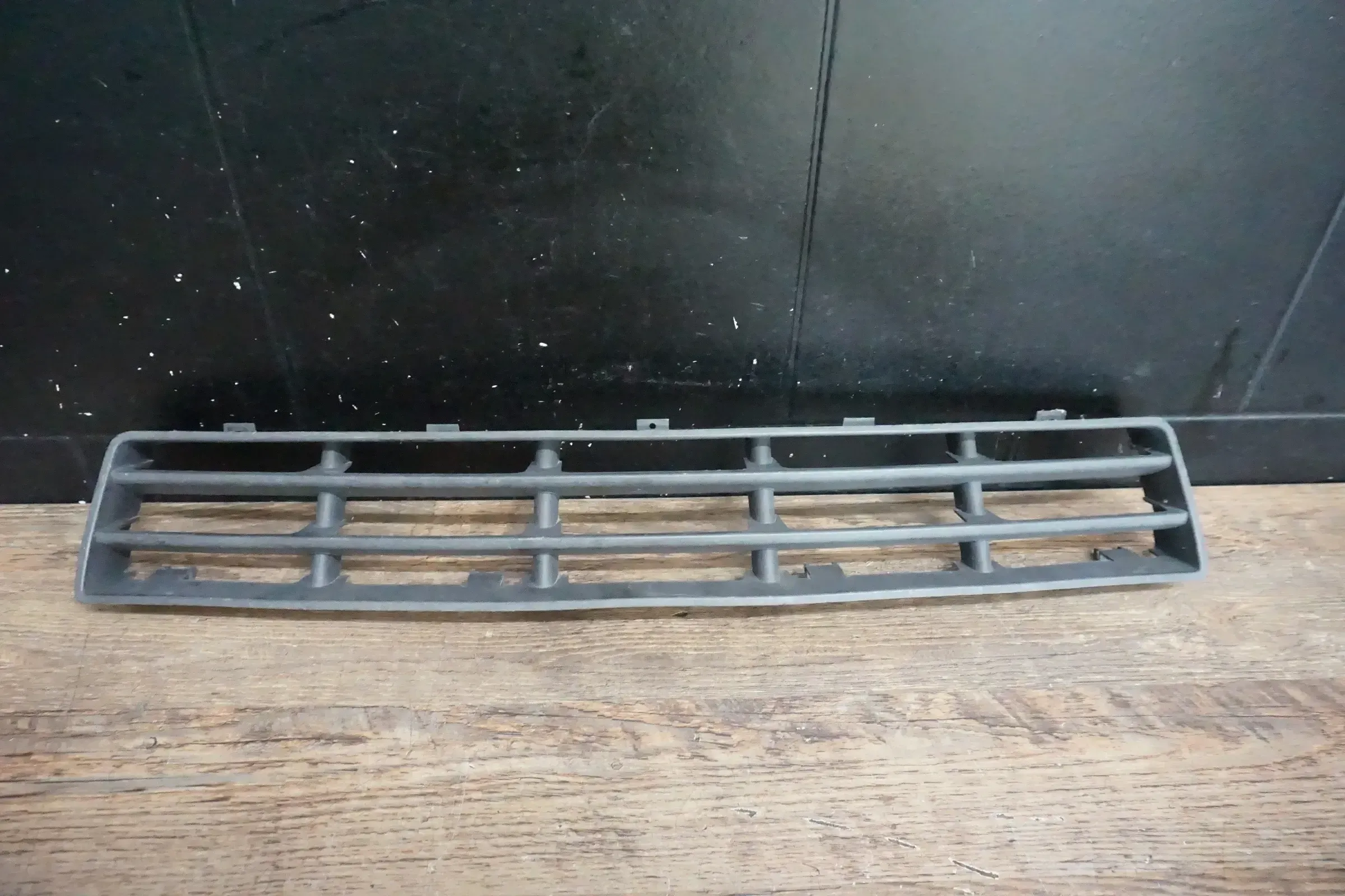 VW Golf 4 IV 1J 97-05 Lüftungsgitter Stoßstange vorne mitte 1J0853677D Gitter - Bild 1
