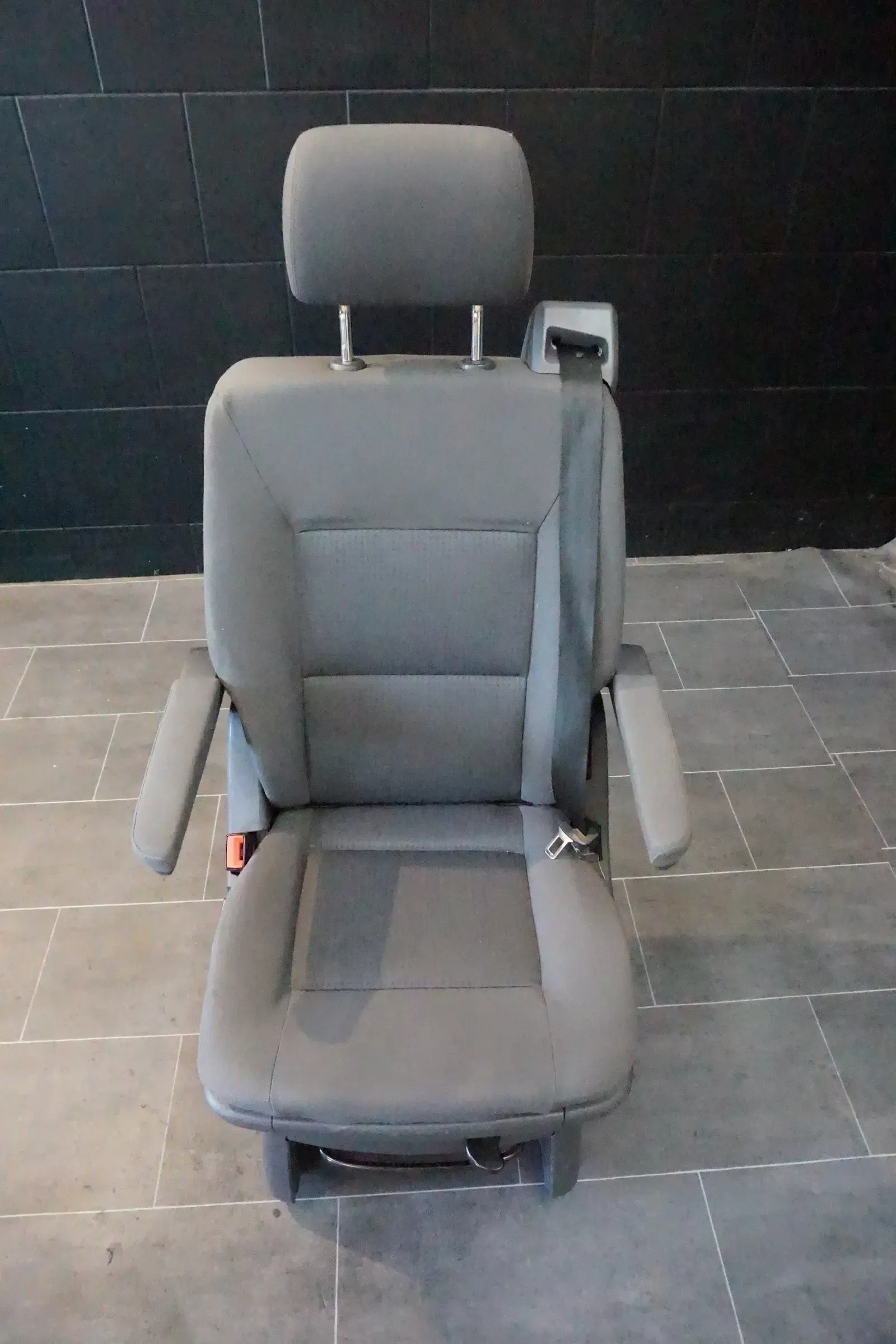 VW T5 Multivan Schienensystem 2te Reihe hinten Sitz Stoff Schwarz Drehsitz - Bild 1