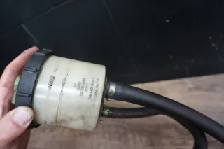 VW T4 2,5 TDi Bj.00 701422377 701422373A Ausgleichsbehälter Servopumpe - Bild 4