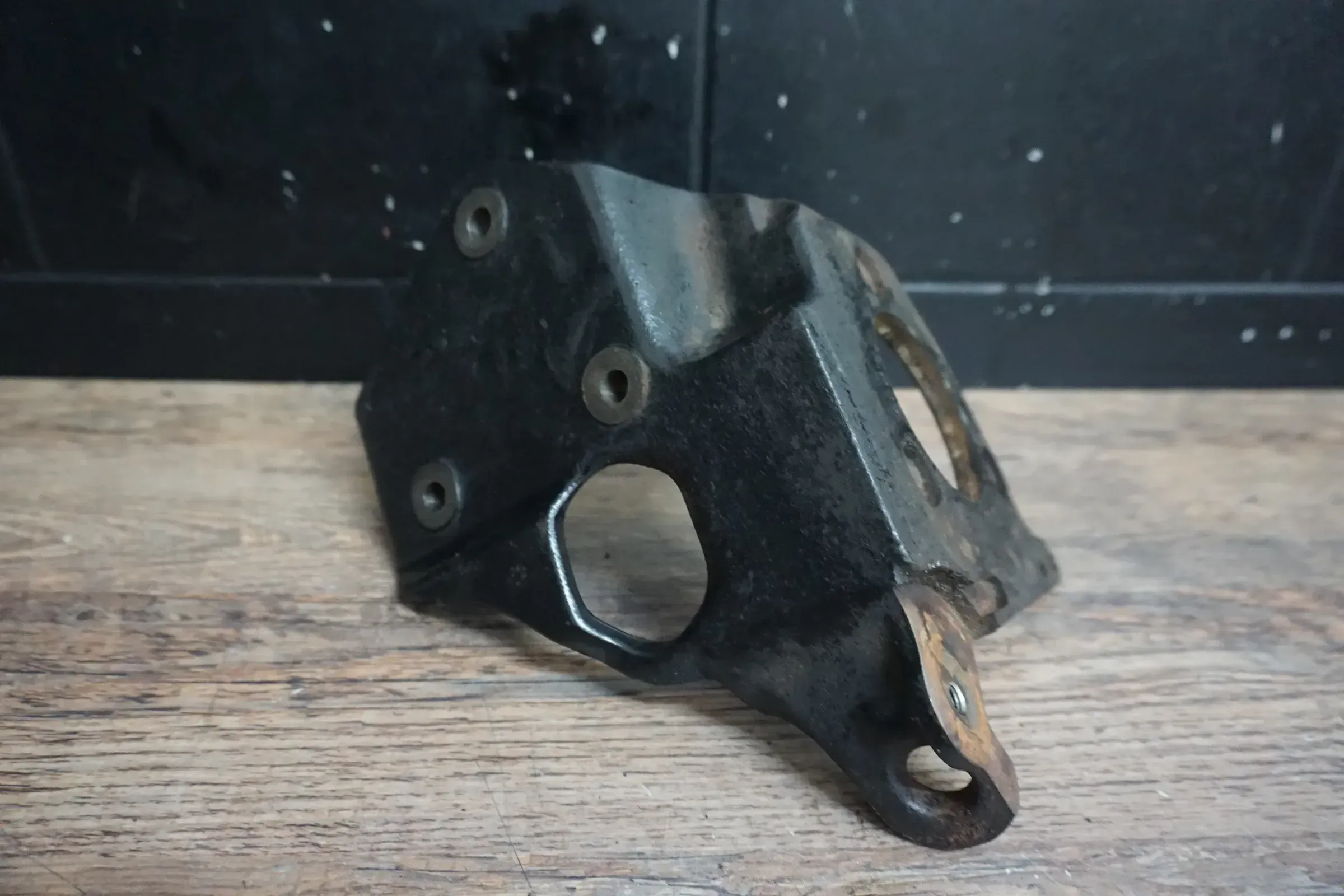 VW T4 Halter Einspritzpumpe ESP Halterung AXG AHY AJT ACV 2.5 TDI 074130147C - Bild 1