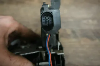 original Audi A4 8E B6 A6 4B Türschloss Schloss Tür hinten rechts 4B0839016D - Bild 3