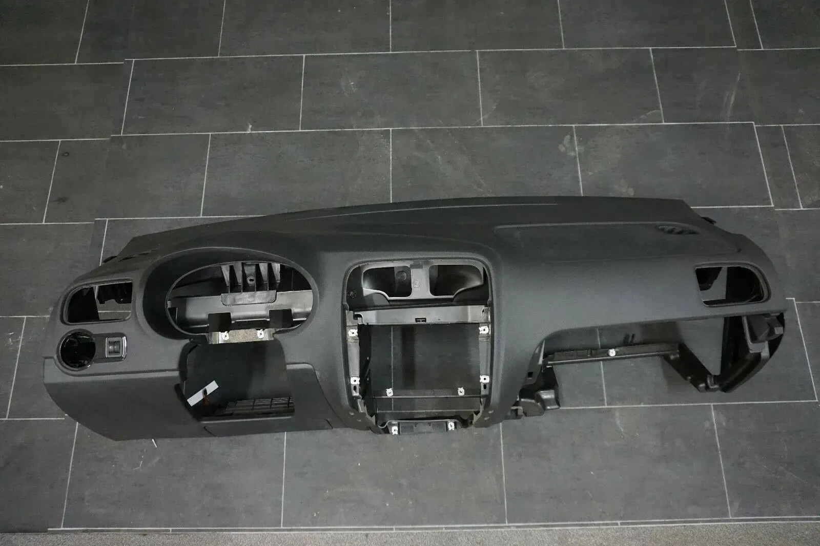 VW Polo 6R Armaturenbrett Cockpit Schalttafel schwarz 6R1857004A - Bild 1