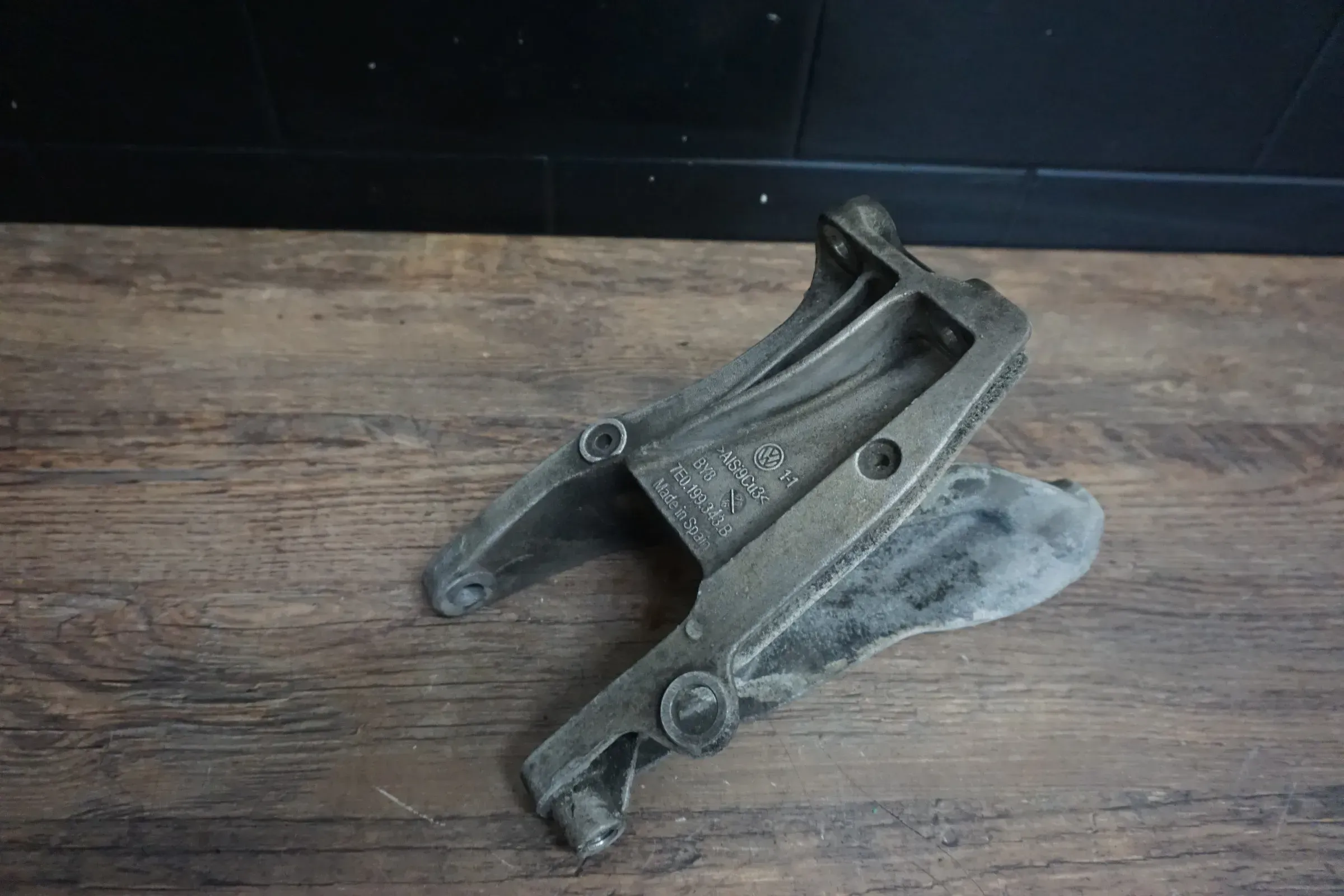 VW T5 T6 Transporter Motorstütze vorne Motor Halter Stütze 7E0199343B - Bild 1