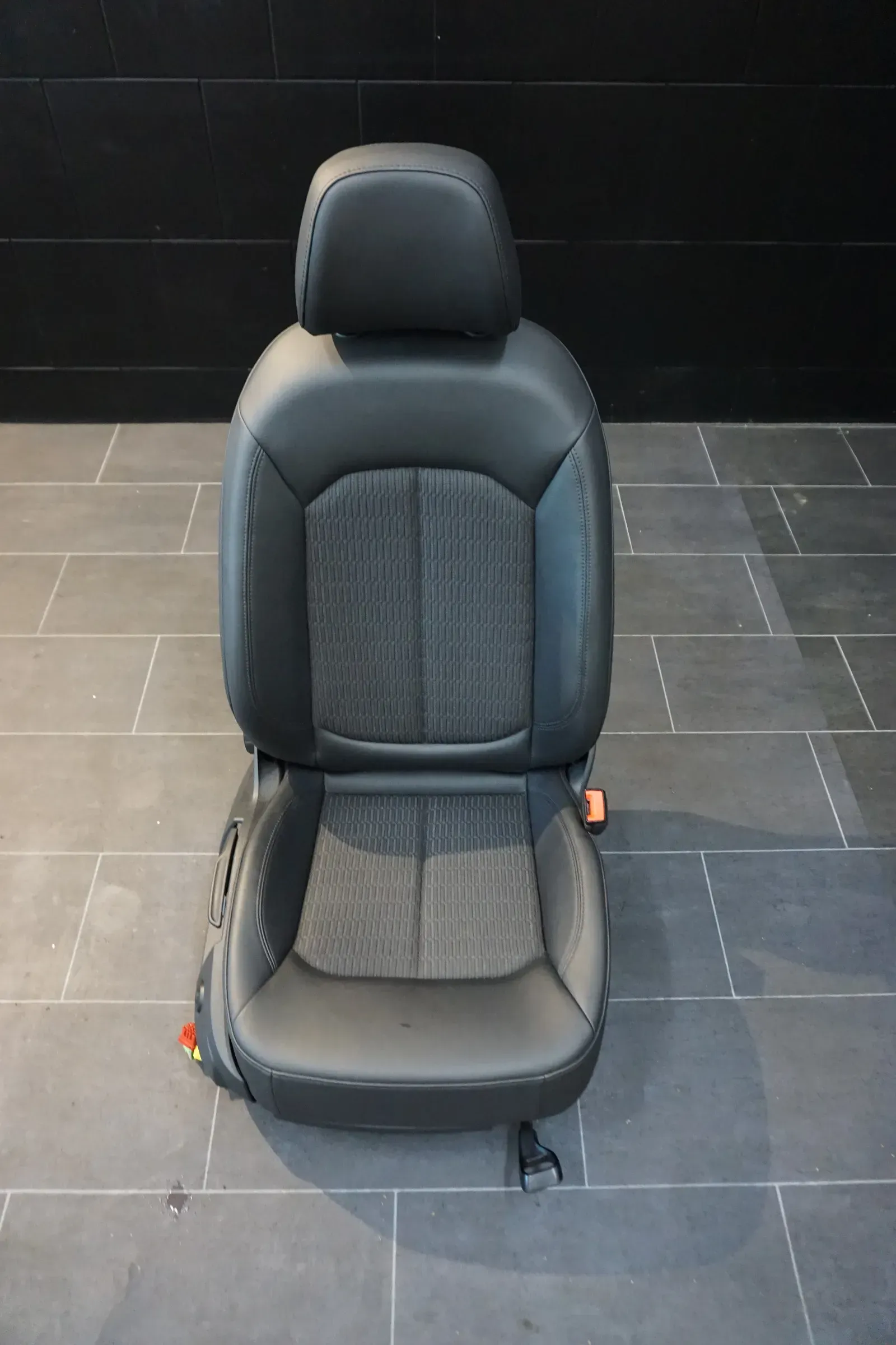 Audi A3 8V rechts Sitz Beifahrersitz Teilleder Leder Schwarz - Bild 1