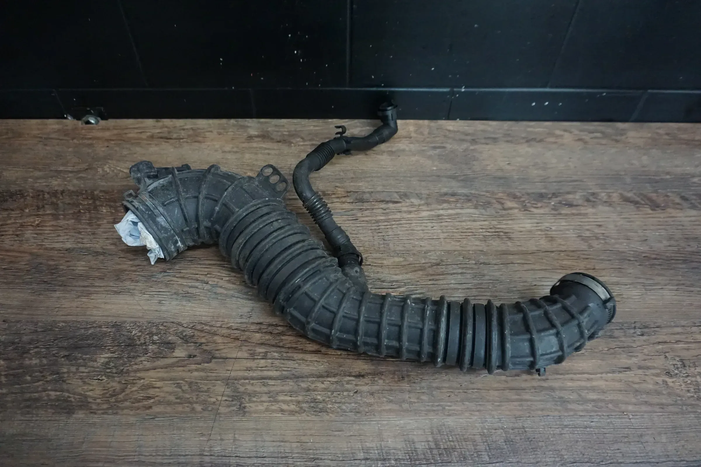 VW T5 T6 2,0 TDI Ansaugrohr Ansaugschlauch Saugrohr Luftrohr 7E0129615D - Bild 1