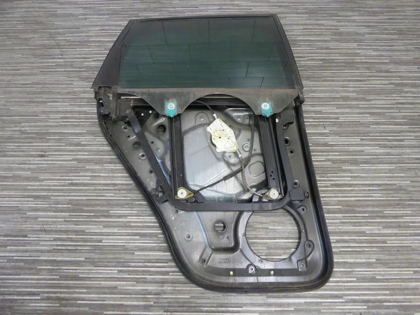 7L6839730E Scheibenrahmen Fensterhebermechanik Türrahmen HR VW Touareg 7L - Bild 1