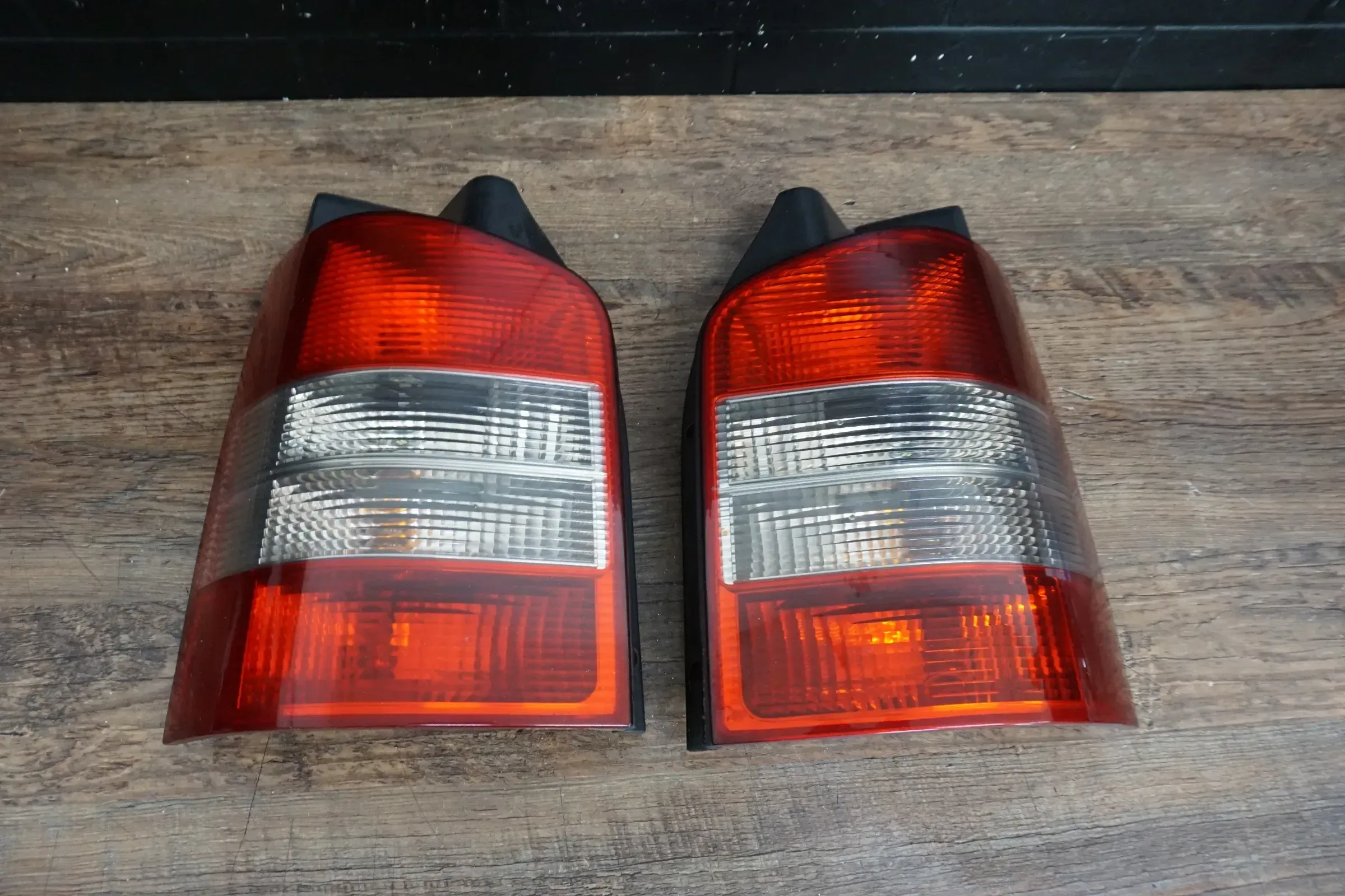 VW T5 Multivan Transporter Rückleuchten Heckleuchten links rechts dunkel - Bild 1