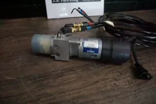 VW Touareg 7L I 06-10 el. Heckklappe Hydraulikpumpe 7L6827449 + Leitungen - Bild 6