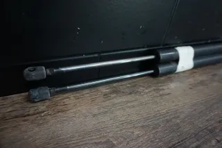 2x VW T5 Heckklappendämpfer Gasdruckfeder Dämpfer Heckklappe Gasfeder 7H0827550B - Bild 2